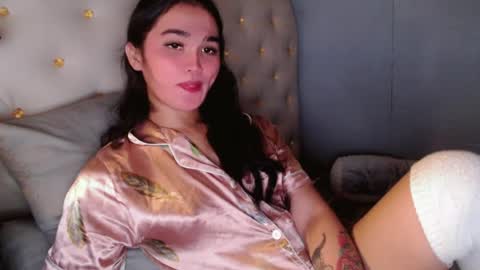 Snapshot of holly_sunshine69 chatting on 08.04.26 Apple online show from 08.04.26