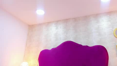 Snapshot of hollyolson chatting on 04.18.26 Holly online show from 04.18.26