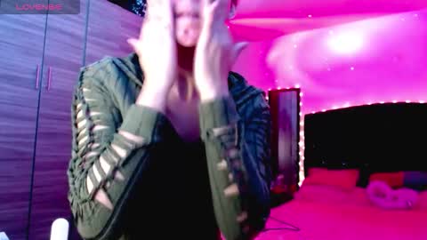 Snapshot of holy_juli2 chatting on 11.11.25 Juli online show from 11.11.25