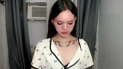 Snapshot of holy_maxine chatting on 05.30.26 holy_maxine online show from 05.30.26