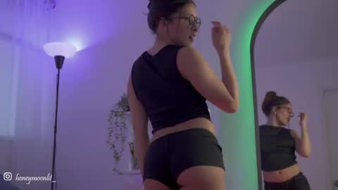 Snapshot of honeeeey_ chatting on 09.15.25 honeeeey_ online show from 09.15.25