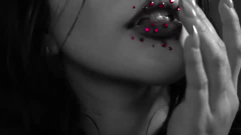 Snapshot of honeeeey_ chatting on 10.25.25 honeeeey_ online show from 10.25.25