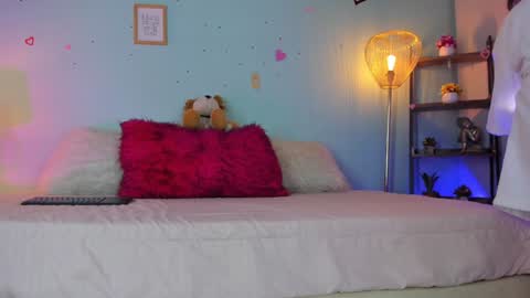 Snapshot of honey_fox01 chatting on 01.08.25 HONEY online show from 01.08.25