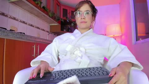 Snapshot of honey_fox01 chatting on 01.09.25 HONEY online show from 01.09.25