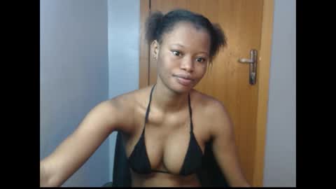 Snapshot of honey_juicydoll chatting on 10.16.25 Sonia online show from 10.16.25