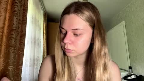 Snapshot of honeyaskren chatting on 05.29.26 Klara online show from 05.29.26