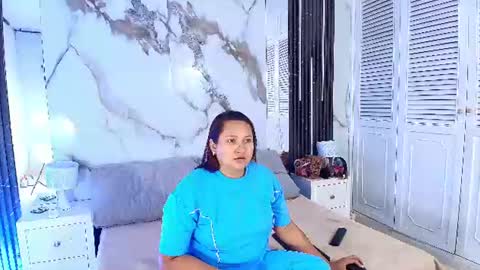 Snapshot of honeyhiips chatting on 07.16.26 HONEY HIPS online show from 07.16.26