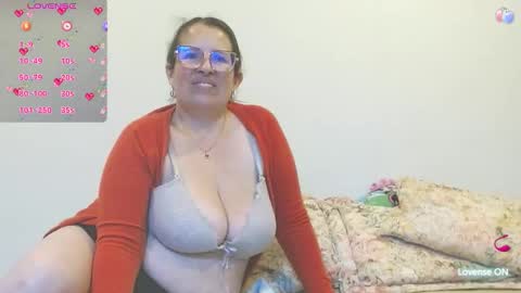 Snapshot of honeyhotpaty chatting on 02.25.26 sofia online show from 02.25.26