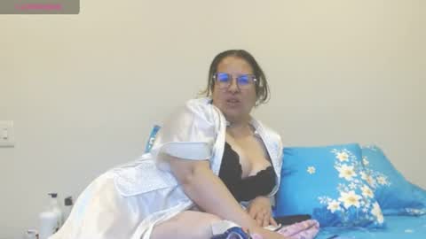 Snapshot of honeyhotpaty chatting on 06.12.26 sofia online show from 06.12.26
