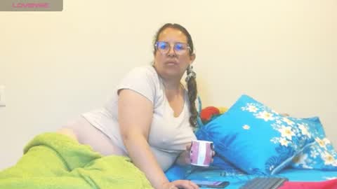 Snapshot of honeyhotpaty chatting on 06.17.26 sofia online show from 06.17.26