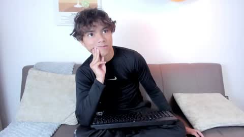 Snapshot of honeymoon_sariel chatting on 06.17.26 honeymoon_sariel online show from 06.17.26