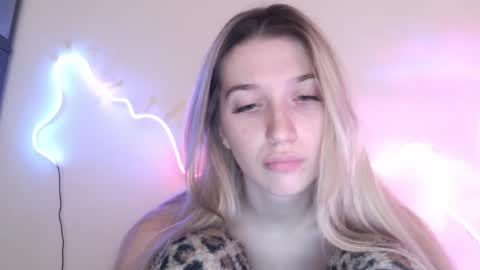 Snapshot of honeyveil chatting on 04.18.26 honeyveil online show from 04.18.26