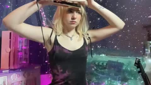 Snapshot of honeyxlimbed chatting on 01.17.25 Emi Rose online show from 01.17.25