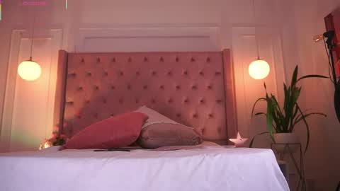 Snapshot of honeyymoonn_ chatting on 05.12.26 Honey Moon Help me to reach 100 thumbs up online show from 05.12.26