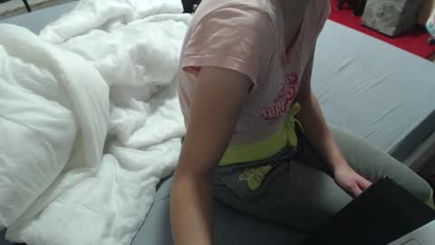 Snapshot of hornycouple21x chatting on 10.19.25 HornyCouple89 online show from 10.19.25