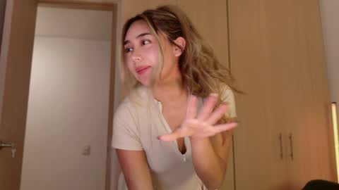 Snapshot of hornyholly__ chatting on 05.28.26 Holly online show from 05.28.26