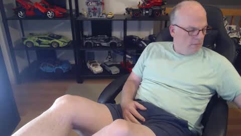 Snapshot of hornynthick70 chatting on 12.15.24 hornynthick70 online show from 12.15.24