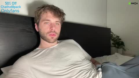 Snapshot of hot8pack01 chatting on 01.10.25 Edward aka Wolf online show from 01.10.25