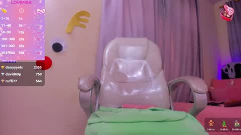 Snapshot of hot_beauty__ chatting on 12.28.24 VALENTINA online show from 12.28.24