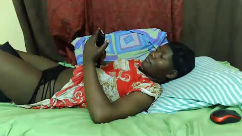 Snapshot of hot_darling95 chatting on 02.14.25 Milly online show from 02.14.25