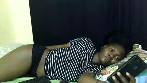 Snapshot of hot_darling95 chatting on 09.28.25 Milly online show from 09.28.25