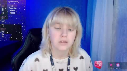 Snapshot of hot_isa7 chatting on 01.11.25 Yunona online show from 01.11.25