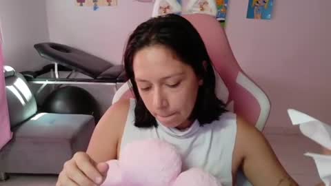 Snapshot of hot_mommymia chatting on 06.20.26 Mia online show from 06.20.26