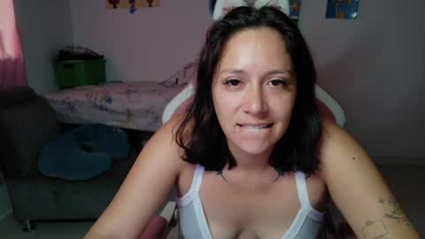 Snapshot of hot_mommymia chatting on 07.15.26 Mia online show from 07.15.26