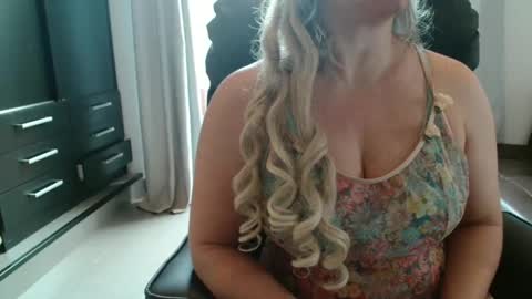 Snapshot of hot_wiffe chatting on 02.01.25 couple without tabus online show from 02.01.25