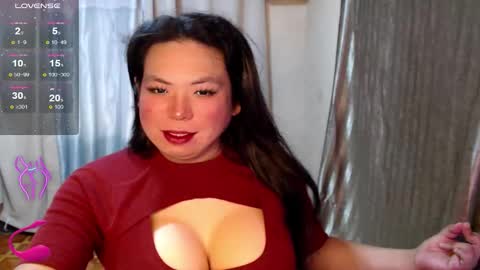 Snapshot of hotasian_mama chatting on 10.15.25 Grace online show from 10.15.25