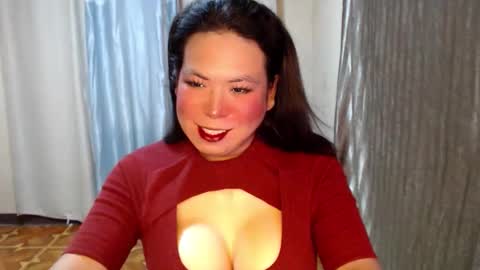 Snapshot of hotasian_mama chatting on 10.20.25 Grace online show from 10.20.25