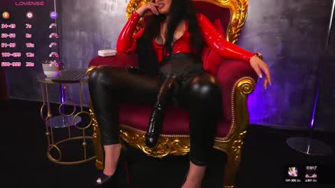 Snapshot of hotdesy_ chatting on 02.11.25 Mistress online show from 02.11.25