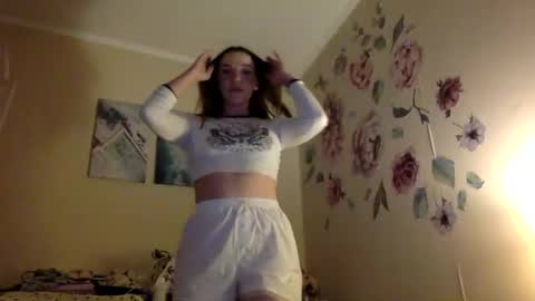 Snapshot of hoteffy chatting on 04.23.26 effy online show from 04.23.26