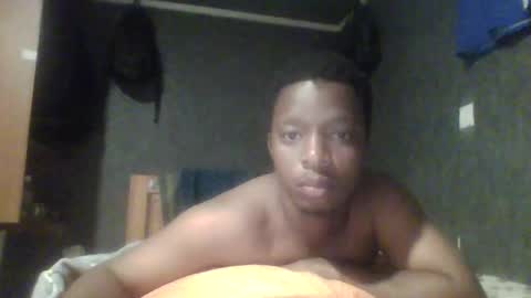 Snapshot of hotguyy001 chatting on 02.19.25 hotguyy001 online show from 02.19.25