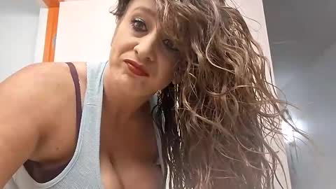 Snapshot of hotmom0610 chatting on 04.29.26 hotmom0610 online show from 04.29.26