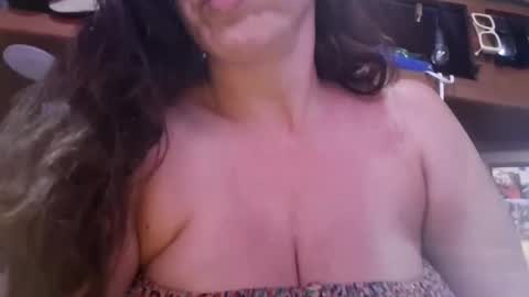 Snapshot of hotmom0610 chatting on 06.01.26 hotmom0610 online show from 06.01.26
