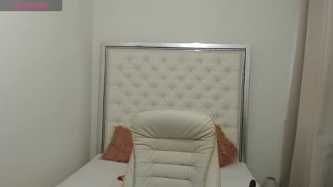 Snapshot of hott_eryka chatting on 01.18.25 Eryka online show from 01.18.25