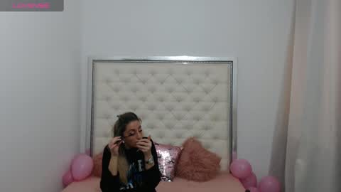 Snapshot of hott_eryka chatting on 03.08.25 Eryka online show from 03.08.25