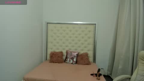 Snapshot of hott_eryka chatting on 10.10.25 Eryka online show from 10.10.25