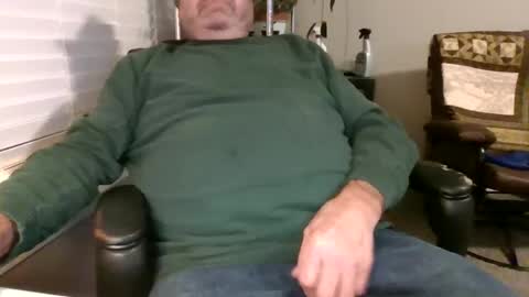 Snapshot of hottop_1981 chatting on 12.28.24 Hottop 1981 online show from 12.28.24