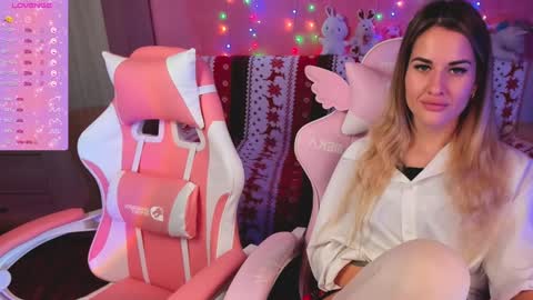Snapshot of hotty_girls_here chatting on 12.12.24 Ivanna and Jessica online show from 12.12.24