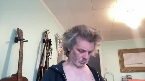 Snapshot of howlingatnothing chatting on 11.18.25 howlingatnothing online show from 11.18.25