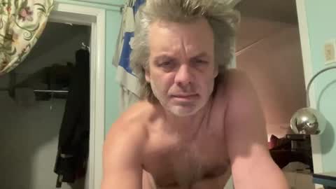 Snapshot of howlingatnothing chatting on 11.23.25 howlingatnothing online show from 11.23.25