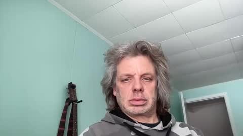 Snapshot of howlingatnothing chatting on 02.18.26 howlingatnothing online show from 02.18.26