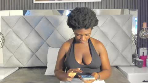 Snapshot of huddah_cam chatting on 09.19.25 huddah online show from 09.19.25