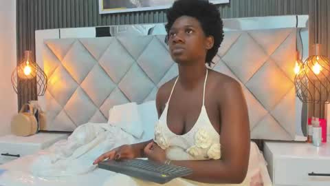 Snapshot of huddah_cam chatting on 09.20.25 huddah online show from 09.20.25