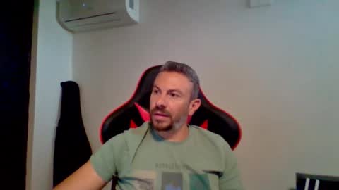 Snapshot of huge__cumshot chatting on 09.11.25 huge__cumshot online show from 09.11.25