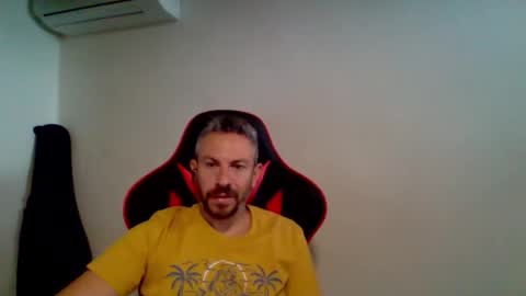 Snapshot of huge__cumshot chatting on 09.18.25 huge__cumshot online show from 09.18.25