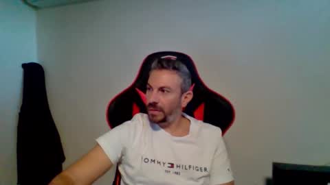 Snapshot of huge__cumshot chatting on 10.15.25 huge__cumshot online show from 10.15.25