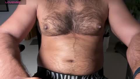 Snapshot of huge_moth chatting on 09.28.25 huge_moth online show from 09.28.25